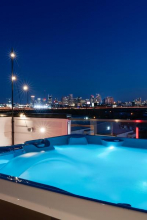 New How We Roll Rooftop - Hot Tub with Views - 13 Beds
